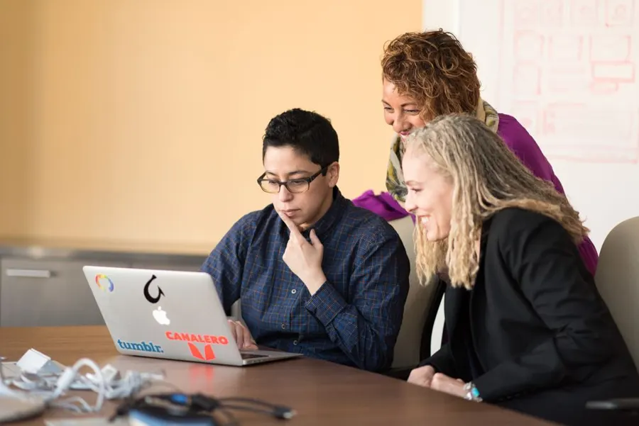 Equipo de una empresa revisando números