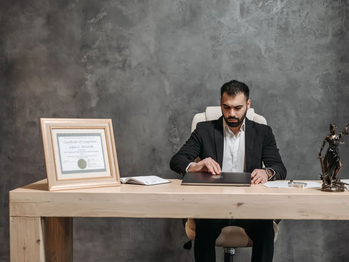 Profesionista trabajando en su oficina
