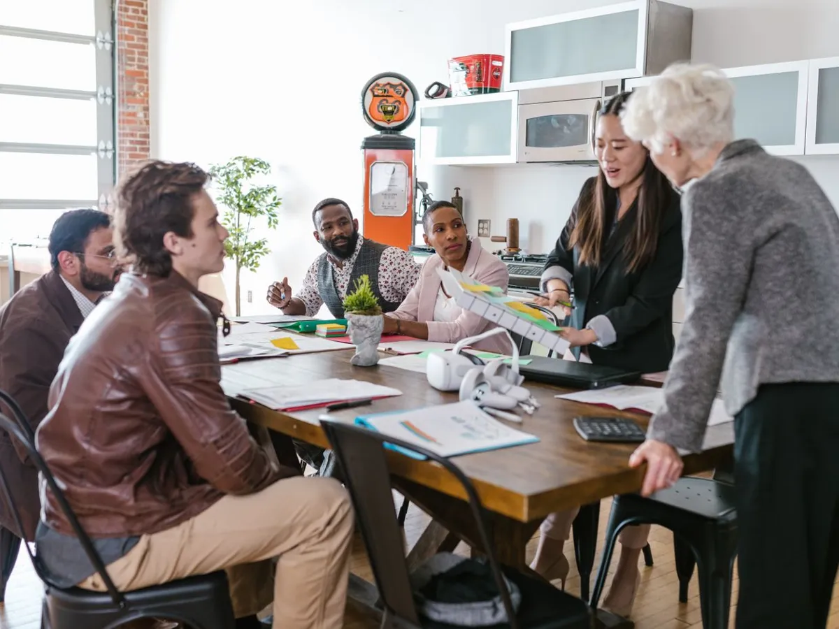 Equipo de una empresa en junta