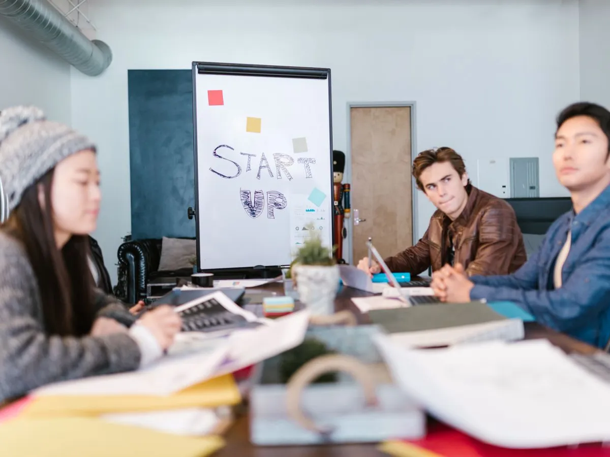 Emprendedores planeando su nuevo negocio