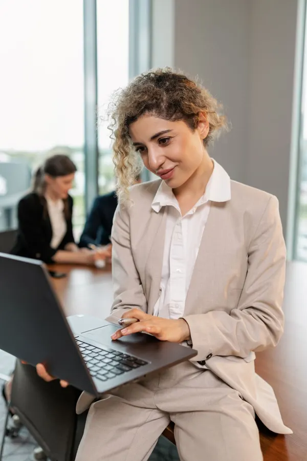 Profesionista revisando su contabilidad en su laptop